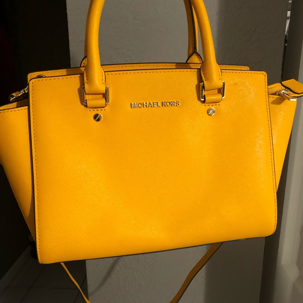 Beautiful yellow bag💛🧡
